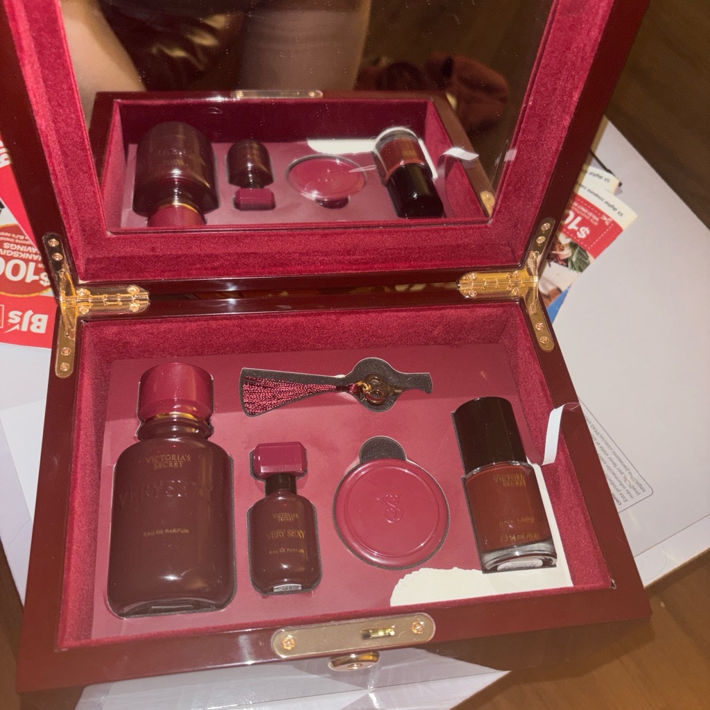Victorias Secret Burgundy Fragrance Collection 90$